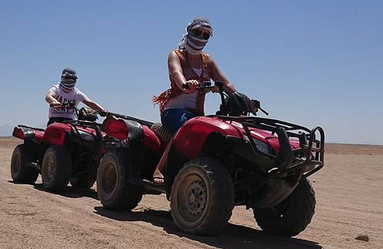 Quad Safari am Morgen durch die Wüste von Safaga mit Kamelreiten